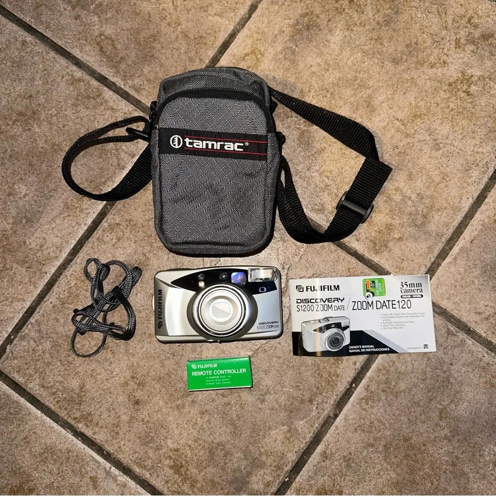 Fujifilm S1200 Discovery Zoom Date 120 35mm Point Shoot, Brand New Remote, Case